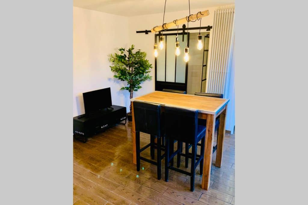 Apartment Centre De Pour 4 Personnes Piscine Et Tennis Hyeres