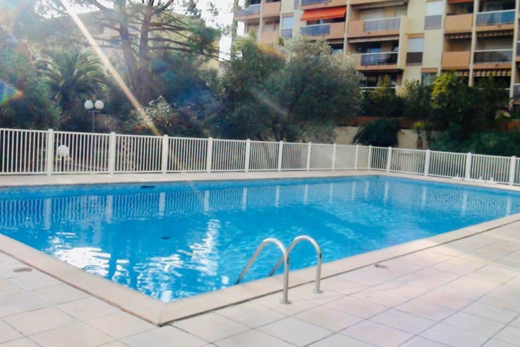 Centre De Pour 4 Personnes Piscine Et Tennis Hyeres